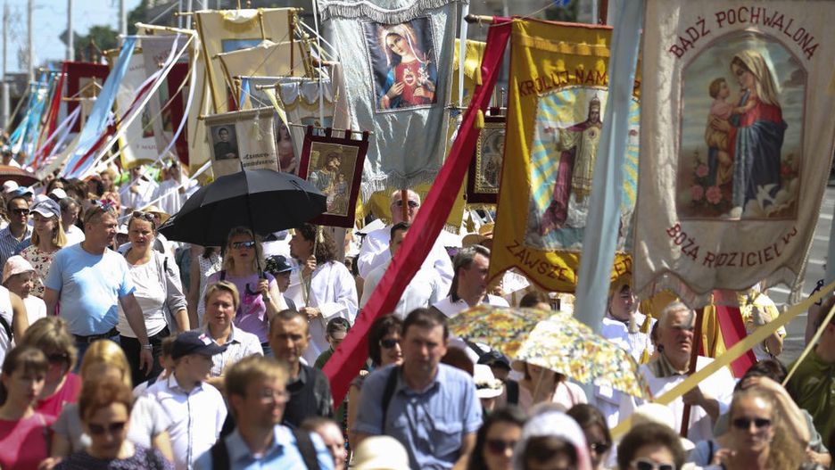 Boże Ciało 2020. Czy wierni muszą iść do kościoła?