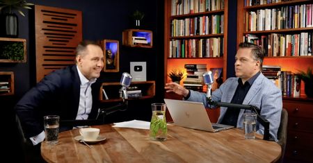 "Ważny telefon". Nawrocki nagle wstał i wyszedł