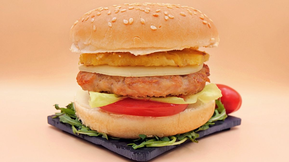 Złóż burgera i przełóż na talerz