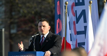 Mentzen walczy o głosy seniorów. "Niech ich zapyta o rentę wdowią"