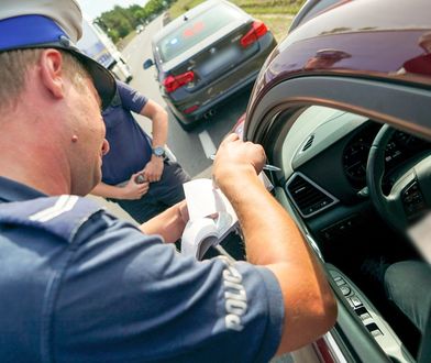 Oława. Pijany kierowca spowodował kolizję. Łapówką próbował przekupić policjantów