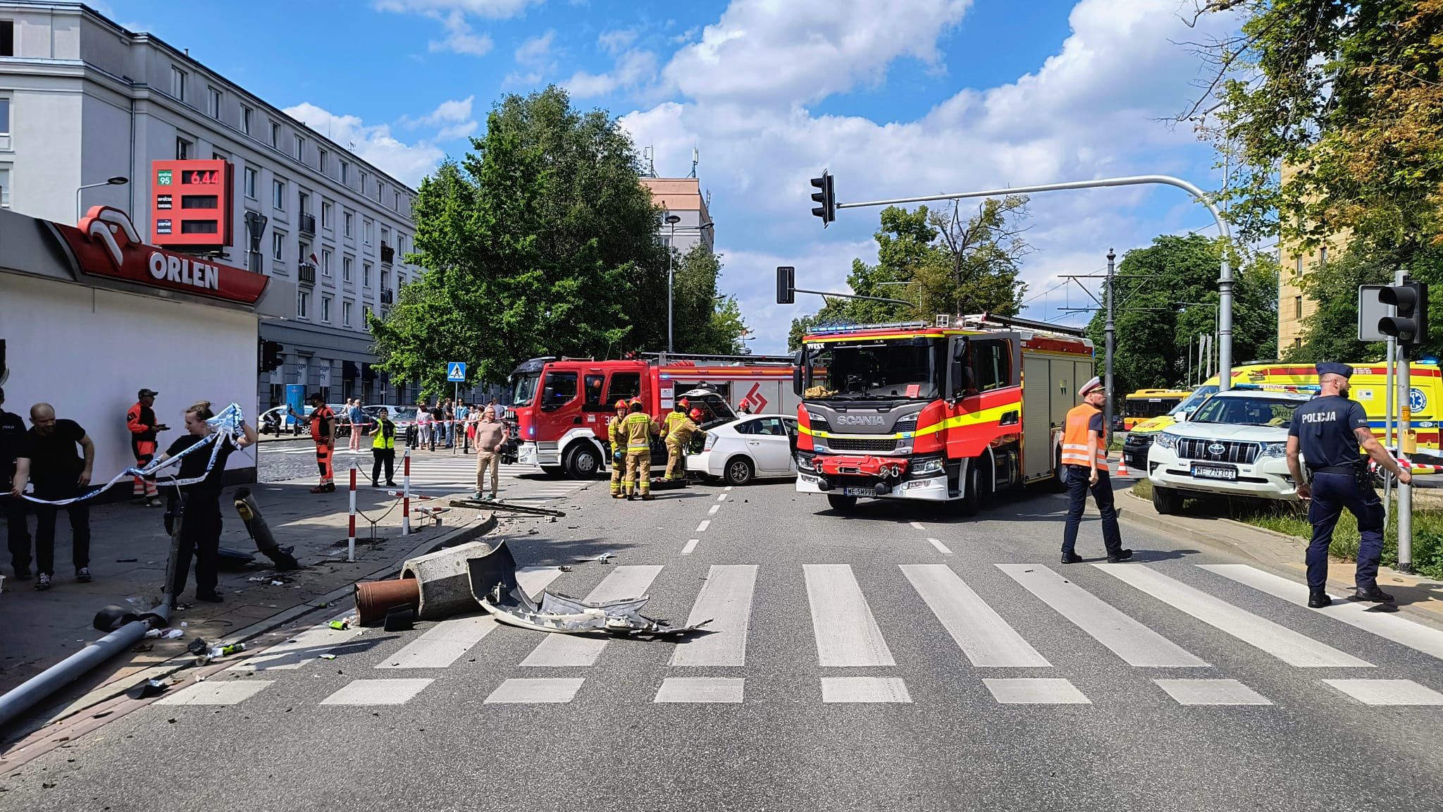 Kierujący samochodem marki bmw najpierw zderzył się nadjeżdżając