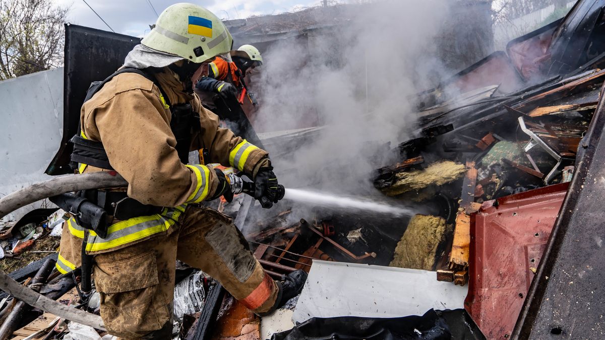 Charków, Ukraina, 07.04.2024. Zniszczenia w wyniku eksplozji rosyjskiego pocisku UMPD-30 w Charkowie, 7 bm. W wyniku eksplozji doszczętnie spłonęły garaże, a w pobliskich domach wybito okna. Nie ma ofiar. Trwa inwazja Rosji na Ukrainę. (ad) PAP/Mykola Kalyeniak