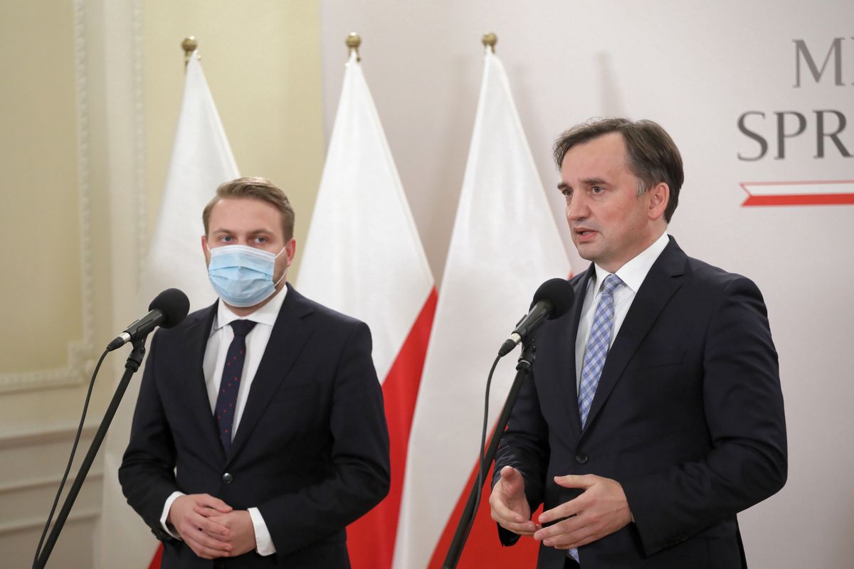 Solidarna Polska będzie głosować "przeciw" ustaleniom szczytu UE. Na zdjęciu Jacek Ozdoba i Zbigniew Ziobro