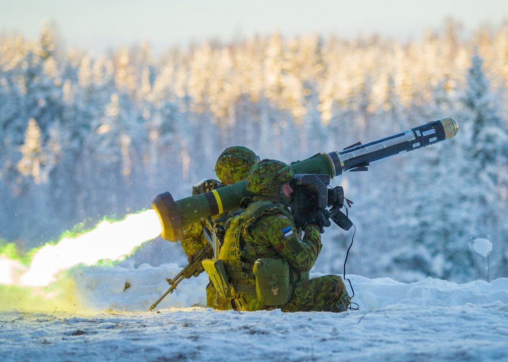 Estonian soldiers at a shooting range with the FGM-148 Javelin system.