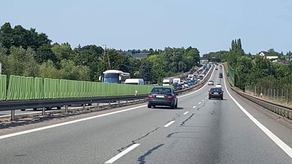 Korek przed bramkami na autostradzie A1 w Rusocinie około godziny 15 miał co najmniej siedem kilometrów długości