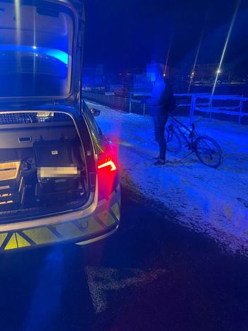 Piaseczno: Zaśnieżone ulice pokonywali “wężykiem”