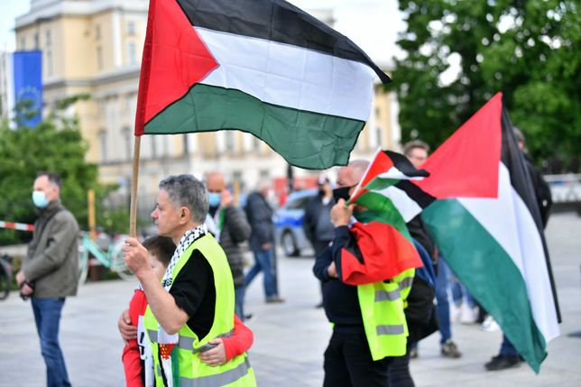 Wrocław, 19.05.2021. Uczestnicy marszu pokoju na Placu Wolności we Wrocławiu, 19 bm. Wydarzenie organizowane jest w proteście przeciw polityce Izraela wobec Palestyńczyków. (aldg) PAP/Maciej Kulczyński