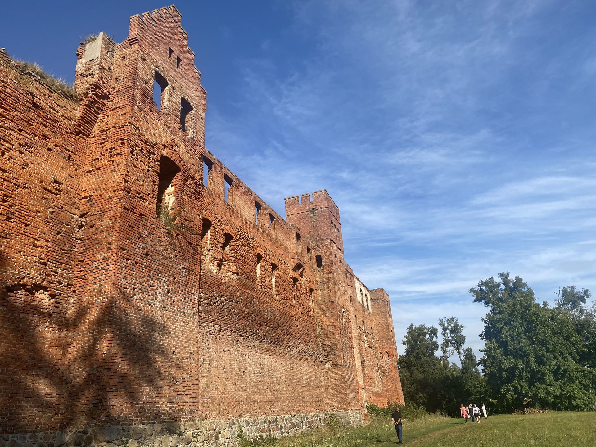 Ruiny zamku w Szymbarku z XIV wieku, o budowli pisał Zbigniew Nienacki w "Panu Samochodziku"