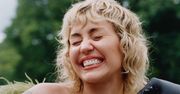 Miley Cyrus OBNAŻA PIERSI, pozując wśród BANANÓW w sesji dla "Interview Magazine" (ZDJĘCIA)
