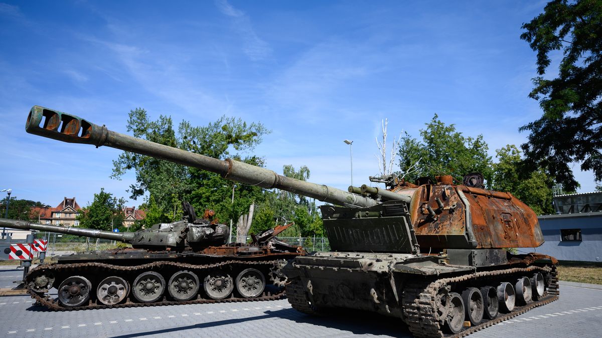 Czołg T-72 (L) i armatohaubica 2S19 Msta-S (P)
