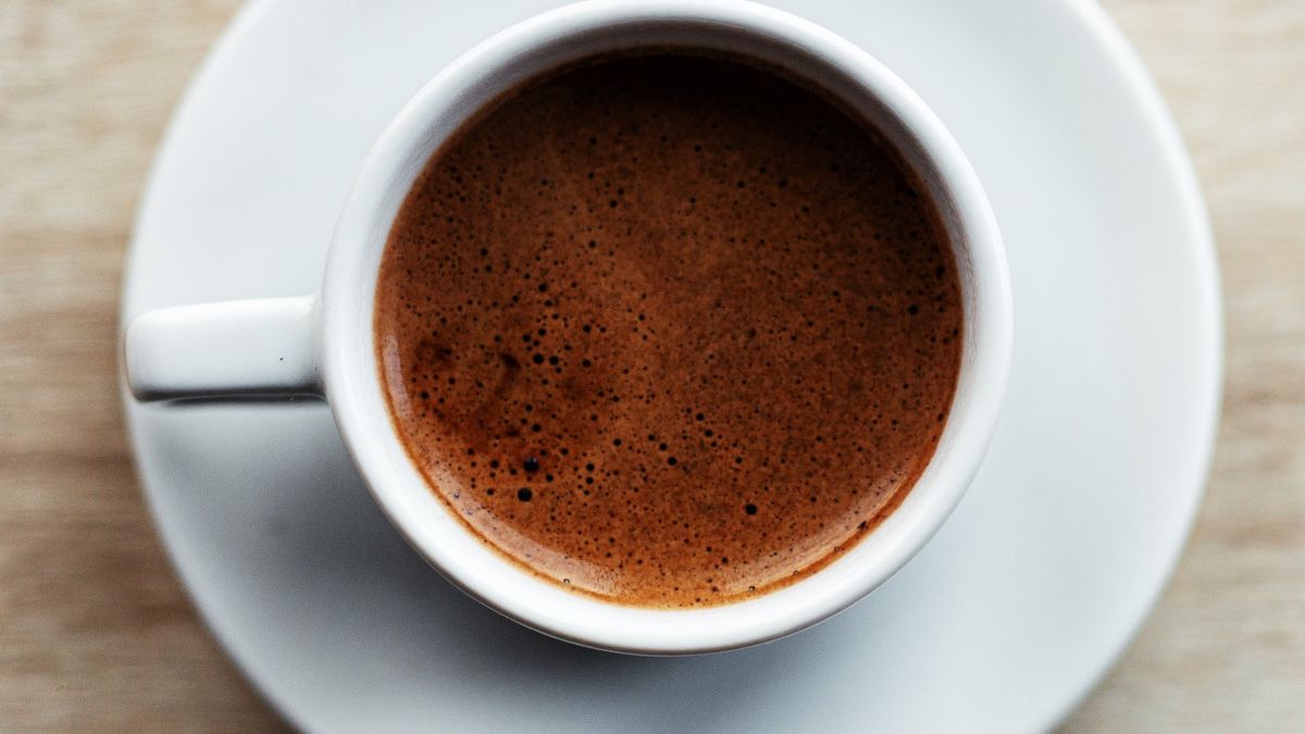 Kawa w białej filiżance