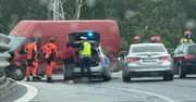 Kierująca busem wjechała w barierki w Rembertowie. Lampa spadła na auto dostawcze, które jechało dołem