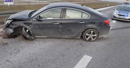Wystrzeliła opona. Opel uderzył w barierę ochronną i przejeżdżający samochód