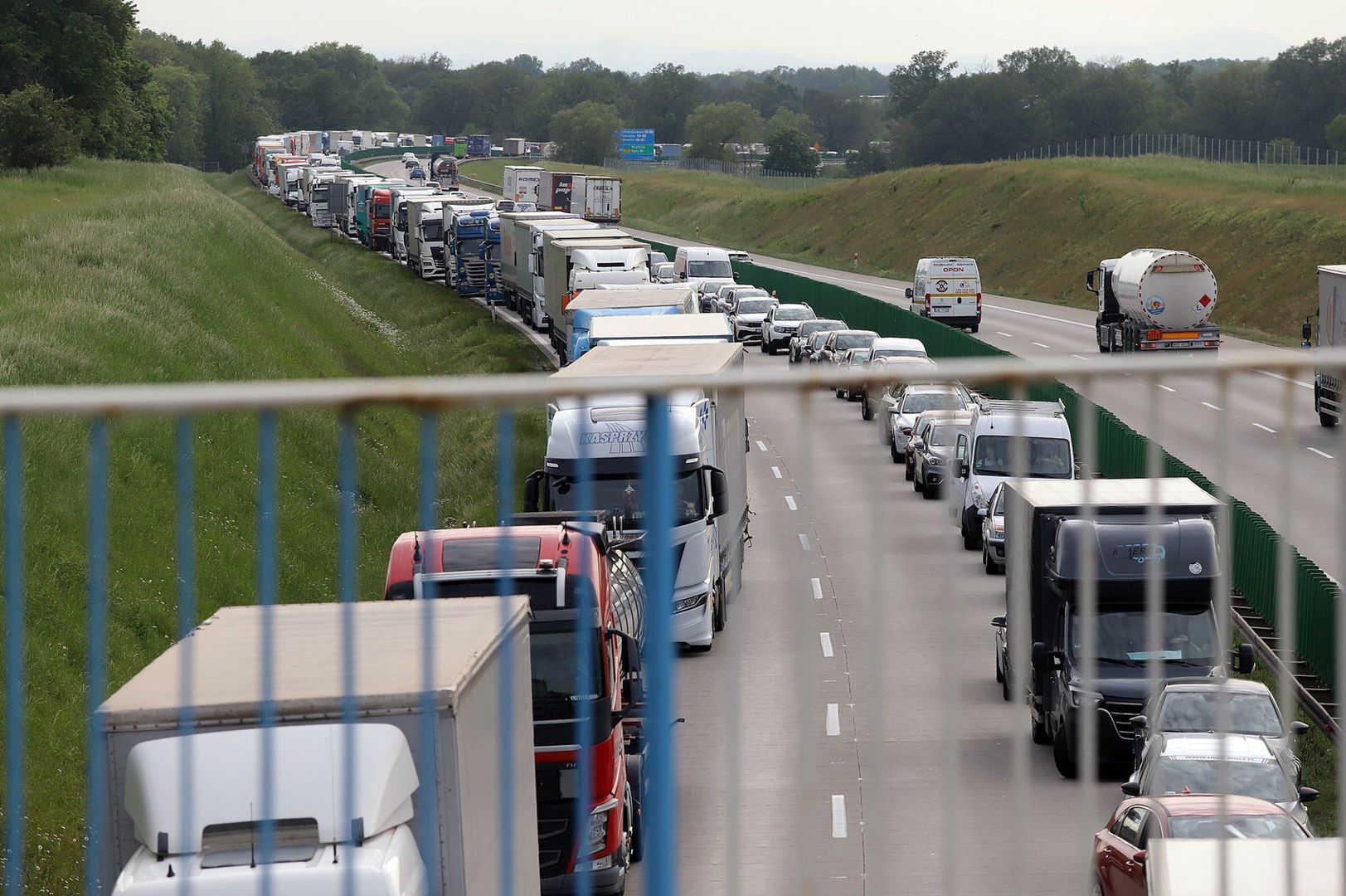 Czas oczekiwania na przejazd znacznie się wydłużył, a osoby regularnie dojeżdżające do pracy w Niemczech muszą liczyć się z dodatkowymi utrudnieniami.