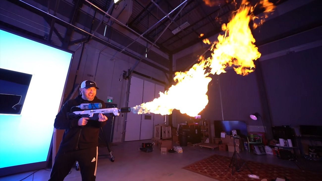 Elon Musk sprzedaje miotacze ognia. Klienci mają problemy