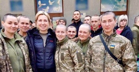 Ukraińskie żołnierki uwolnione w zamian za Rosjan. W niewoli ogolono im głowy