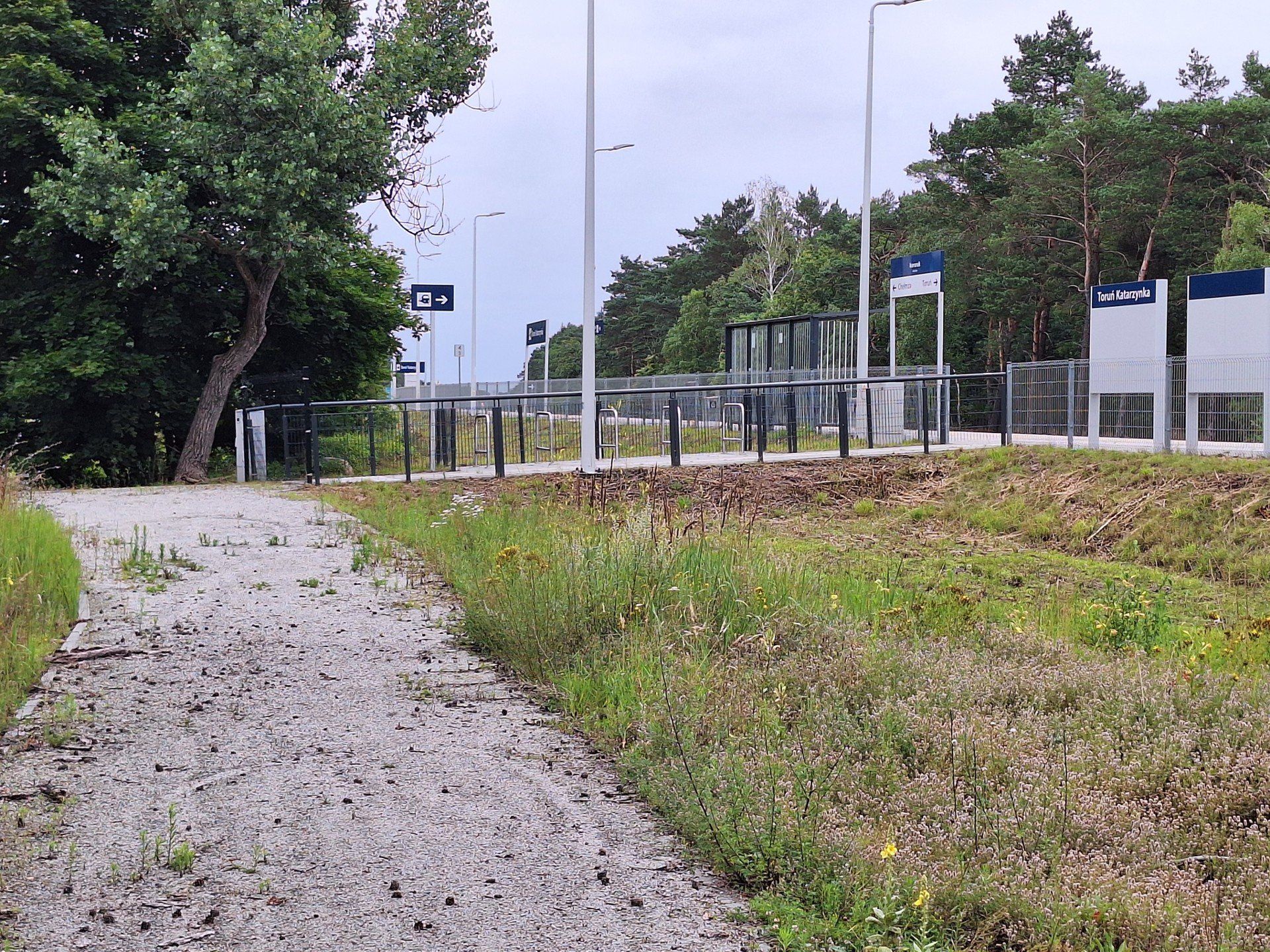 Przystanek kolejowy Toruń Katarzynka i jego otoczenie