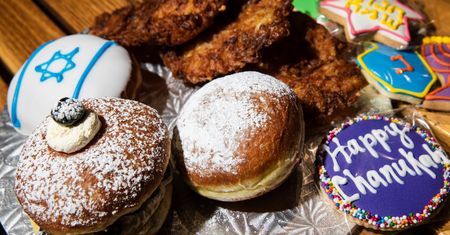 Placki ziemniaczane, pączki i gra w karty. Tak wygląda Chanuka