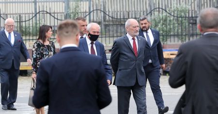 Tłuste koty nie tylko w PiS. Trudna sytuacja życiowa rodziny posła? "Indywidualne sprawy"