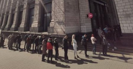 Ogromne kolejki w Kijowie. Chodzi o rosyjski okręt wojenny