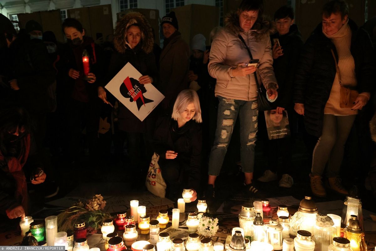 Protesty po śmierci 30-latki z Pszczyny. Piękny gest w Warszawie 