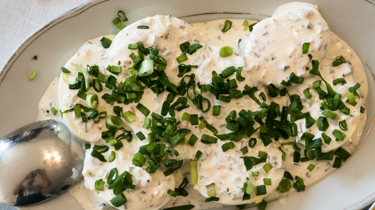 Jajka w sosie rosyjskim są pełne wyrazistych akcentów