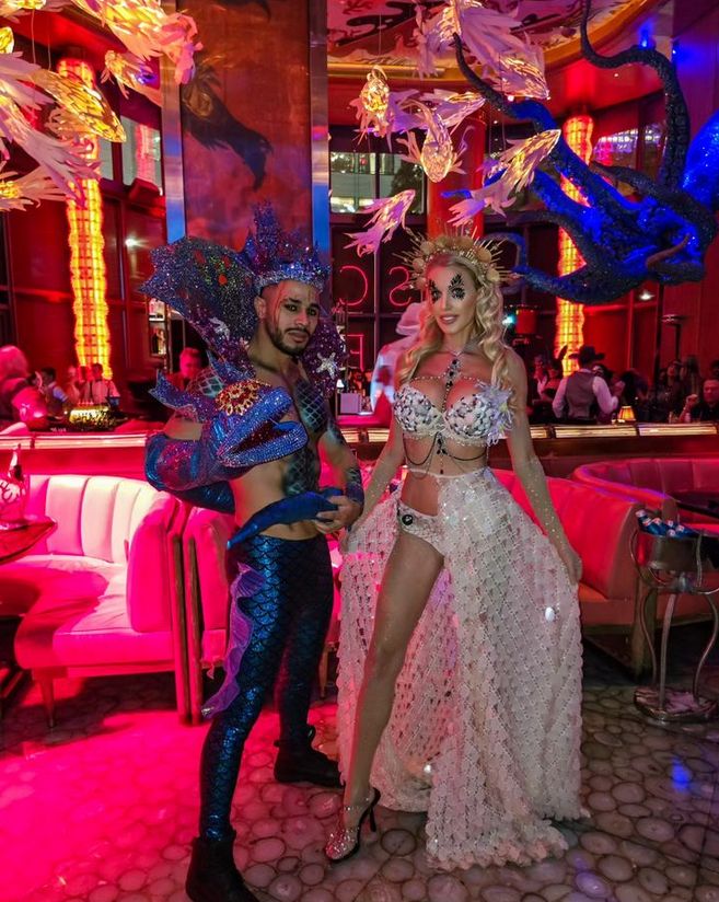 Agata i Piotr Rubikowie bawią się na imprezie halloweenowej z Anetą Glam