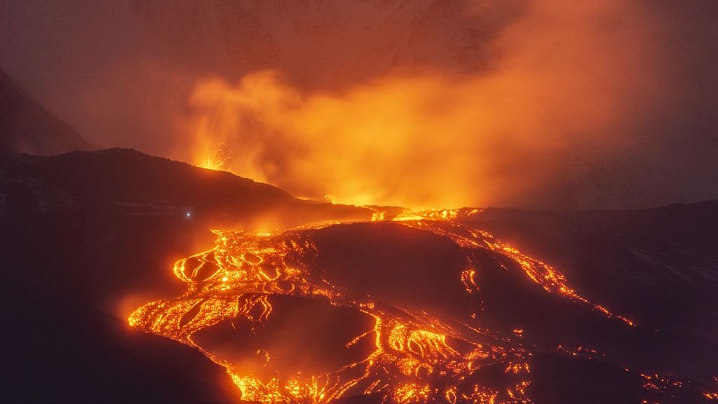 Spektakularna erupcja Etny. Potoki lawy widać z daleka