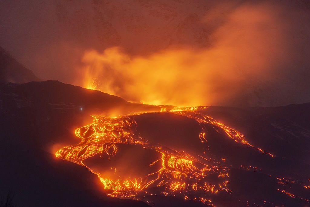 Spektakularna erupcja Etny. Potoki lawy widać z daleka