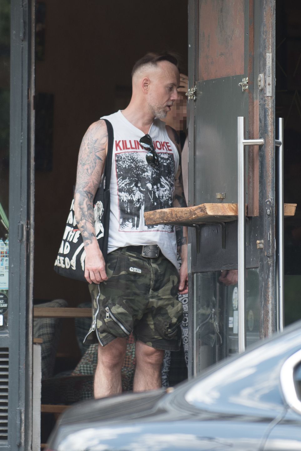 Nergal opala gołą klatę