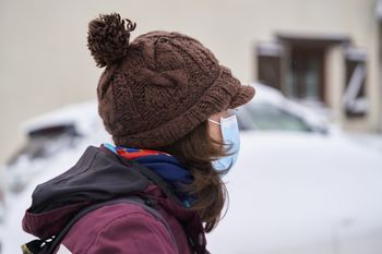 Grypa przyspiesza. Rośnie liczba zachorowań, szpitale reagują ograniczeniami