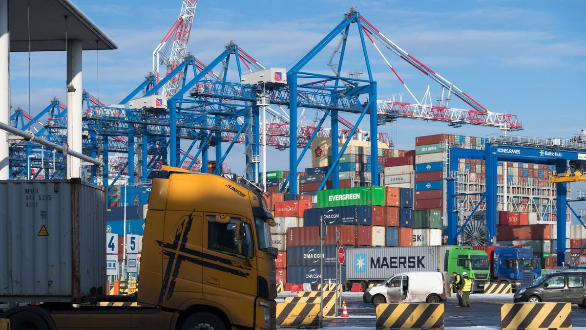 Kontenerowiec OOCL Gdynia w Gda?sku
01.12.2023 Gdansk Terminal kontenerowy Baltic Hub Dziewiczy rejs kontenerowca OOCL Gdynia na trasie z Chin do Europy
Fot. Wojciech Strozyk/REPORTER
Wojciech Strozyk/REPORTER