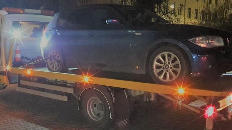 Śląskie. Samochód trafił na parking, a kierowcy z fałszywym prawem jazdy grozi surowy wyrok.