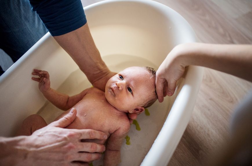 Kąpiel niemowlaka to relaksujące i przyjemne dla malucha doświadczenie.