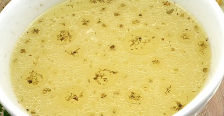 Zrób kwaśny rosół. Pomaga na kaca i przeziębienia