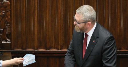 Poseł Braun wykluczony z obrad Sejmu. Pokłócił się z marszałek Witek o brak maseczki