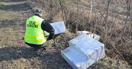 Motolotnią przerzucali papierosy przez granicę. Strażnicy przejęli pakunki
