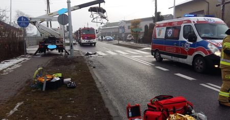 Groźny wypadek na dk11 w Glinicy. Ciężarówka wjechała w kosz podnośnika