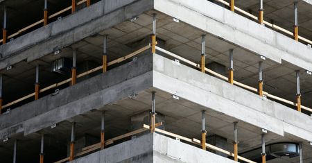 Cement drogi jak nigdy dotąd, a nadchodzi podwyżka. Ceny mieszkań znów mogą pójść w górę