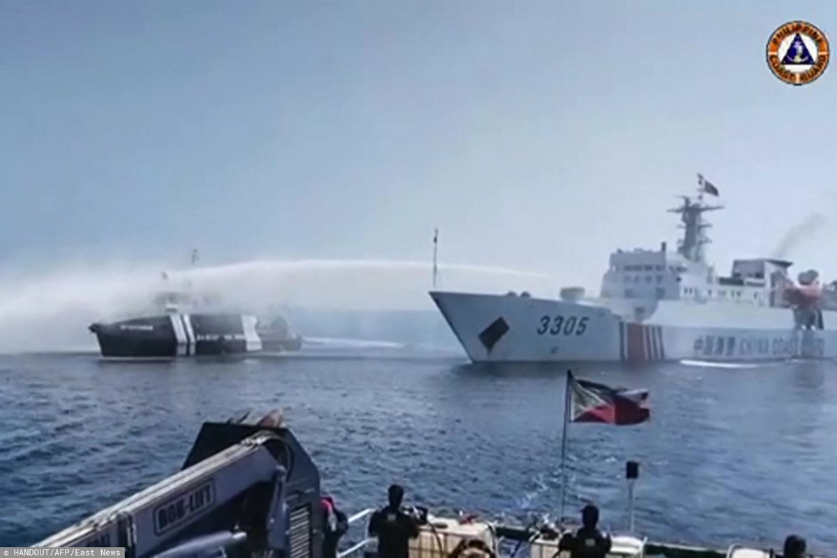 Chiński statek straży przybrzeżnej używa armatki wodnej wobec statku Filipińskiego Biura Rybołówstwa i Zasobów Wodnych (BFAR) na spornym Morzu Południowochińskim