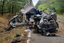 Samochód uderzył w drzewo. Auto zniszczone. Pasażerka nie przeżyła