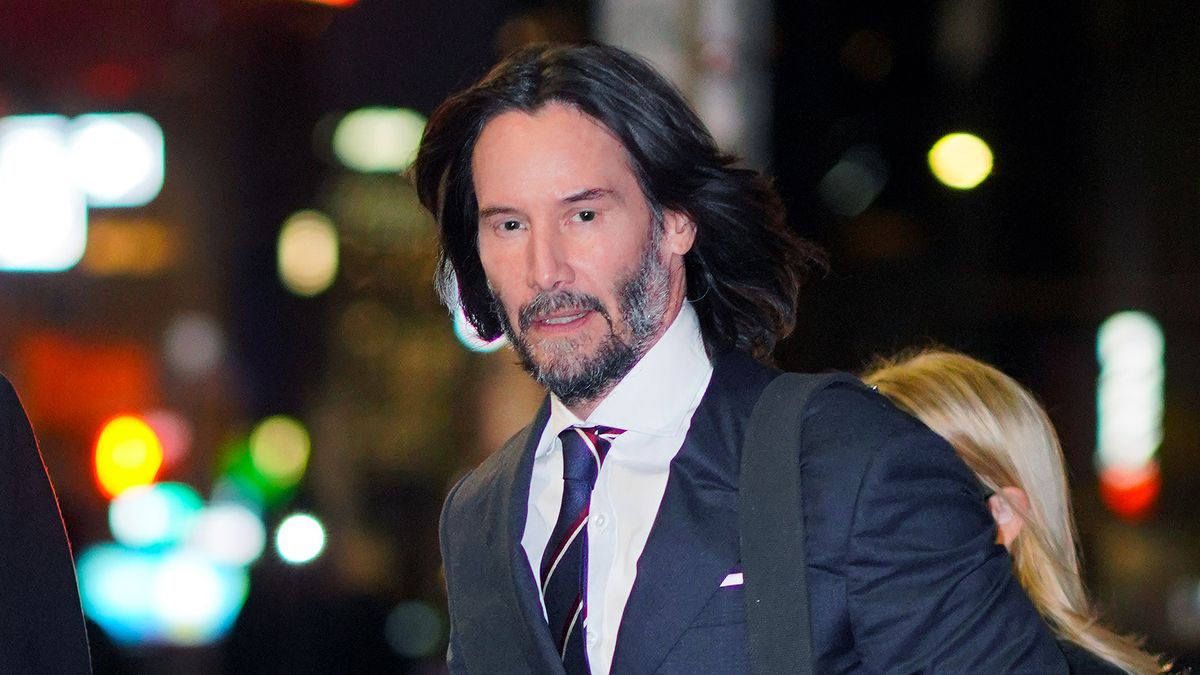 Keanu Reeves wspiera Ukrainę. Pozuje z flagą