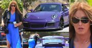 Caitlyn Jenner wysiada z porsche w niebieskiej sukience... (ZDJĘCIA)