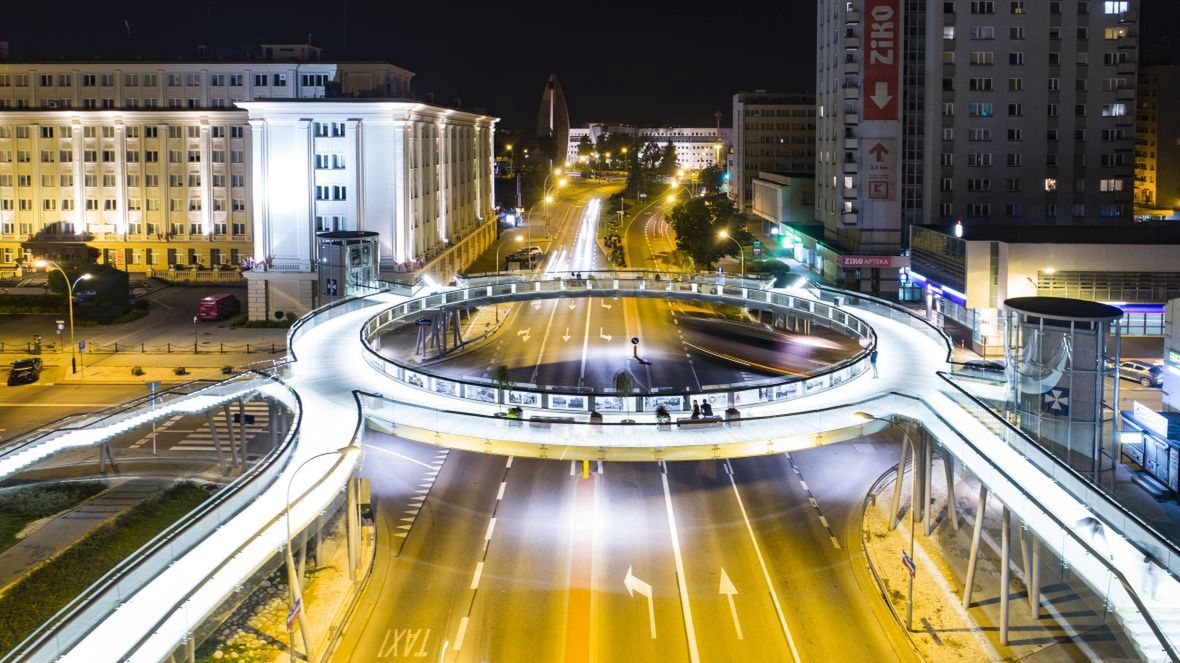 Okrągła kładka dla pieszych nad Al. Józefa Piłsudskiego. Pod rządami prezydenta Ferenca miasto wypiękniało 