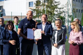 Milion złotych na toruńskie orliki. Minister przywiózł pieniądze także dla Ciechocinka