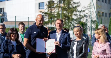 Milion złotych na toruńskie orliki. Minister przywiózł pieniądze także dla Ciechocinka