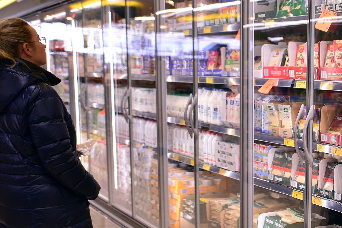 Porównaliśmy ceny masła w popularnych supermarketach