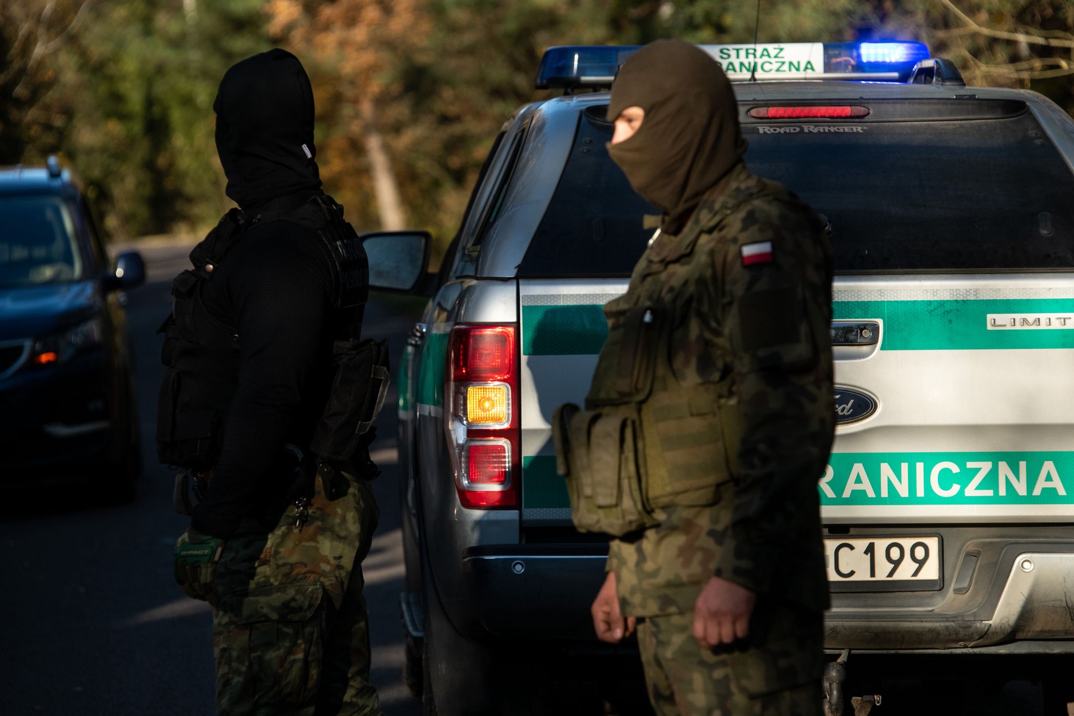 Medycy na granicy i aktywisci pomogli 8 migrantom z Somalii ktorzy nielegalnie przekroczyli bialorusko-polska granice
Okolica wsi Siemianowka, woj. podlaskie, 25.10.2021. Aktywisci pomogli 8 migrantom z Somalii, ktorzy nielegalnie przekroczyli granice bialorusko-polska. Lekarze z organizacji Medycy na granicy udzielili im pomocy medycznej, 4 osoby zostaly zabrane do szpitala w Hajnowce a pozostali do placowki Strazy Granicznej w Narewce. N/z funkcjonariusze SG i zolnierze,Image: 639820543, License: Rights-managed, Restrictions: , Model Release: no, Credit line: Michal Kosc / Forum
Michal Kosc / Forum
Siemianowka, uchodzcy, migranci, kryzys migracyjny, kryzys uchodzczy, nielegalna migracja, interwencja aktywistow, pomoc uchodzcom, las, w lesie, Somalijczycy, uchodzcy z Somalii, kryzys na granicy polsko-bialoruskiej, wschodnia granica Polski, granica Schengen, nielegalne przekroczenia granicy, Podlasie, granica z Bialorusia, sciana wschodnia, wschodnia Polska, Straz Graniczna, interwencja Strazy Granicznej, podlaskie, funkcjonariusz SG, straznik graniczny, zolnierz WOT, category_code_"pol;, category_code_def;"