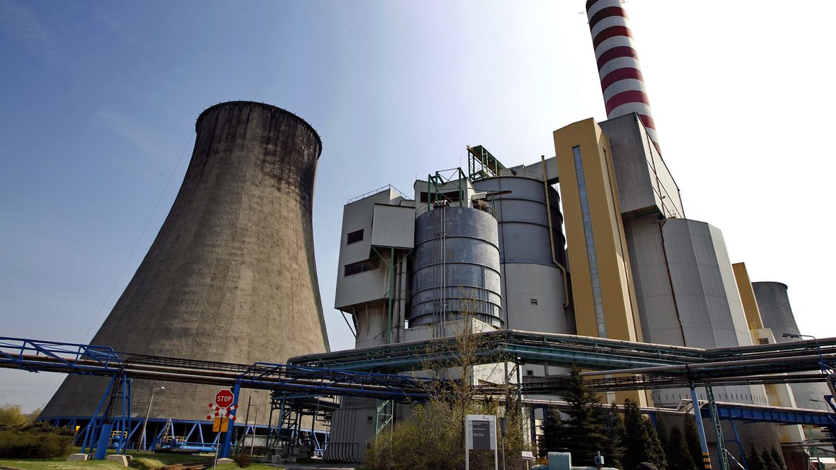 pilota�owa instalacja aminowego usuwania dwutlenku w�gla ze spalin
�aziska G�rne, 25.04.2013. W Elektrowni �aziska uruchomiona zosta�a 25 bm. pilota�owa instalacja aminowego usuwania dwutlenku w�gla ze spalin. (mr) PAP/Andrzej Grygiel
Andrzej Grygiel
co2, dwutlenek wegla, dwutlenek w�gla, dwutlenku wegla, elektrownia, filrtowanie, instalacja, oczyszczanie, pilotazowa, spaliny, Tauron Polska Energia